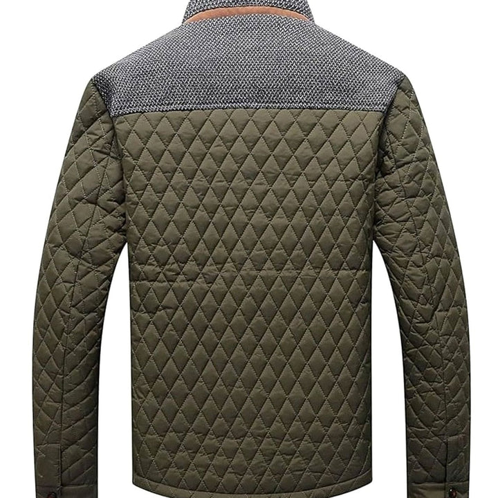 Moderna chaqueta acolchada masculina con cuello mao y cierre de botones. Estilo contemporáneo.