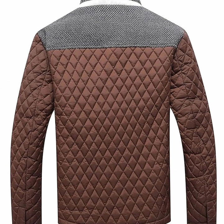 Chaqueta hombre acolchada con cuello mao y botones. Moda práctica y abrigadora para el invierno.