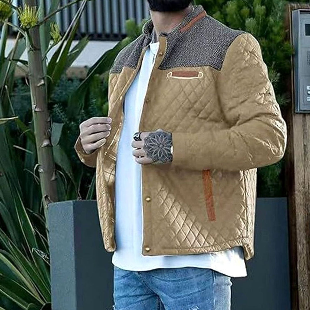 Elegante chaqueta acolchada para hombre con cuello mao, botones, estilo casual moderno.
