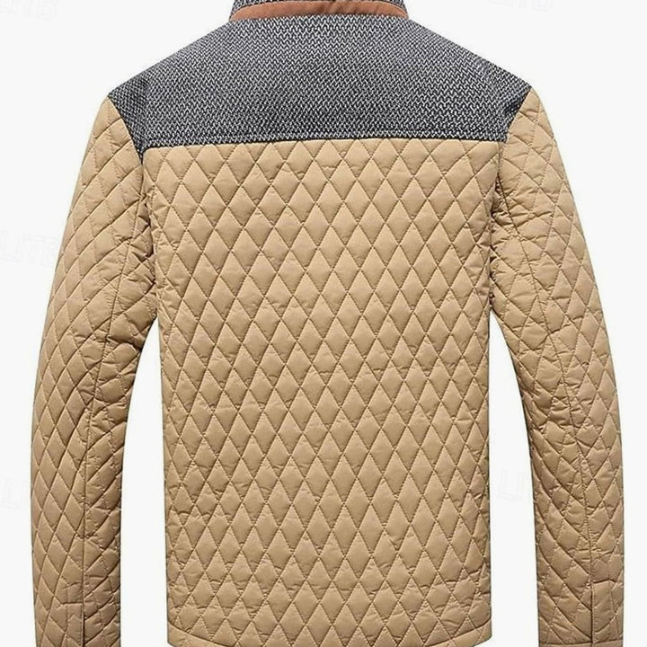 Abrigo masculino acolchado con botones y cuello mao. Perfecto para el frío invernal.