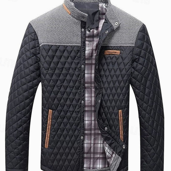 Chaqueta acolchada cálida para hombre, diseño distintivo con cuello mao y botones frontales.