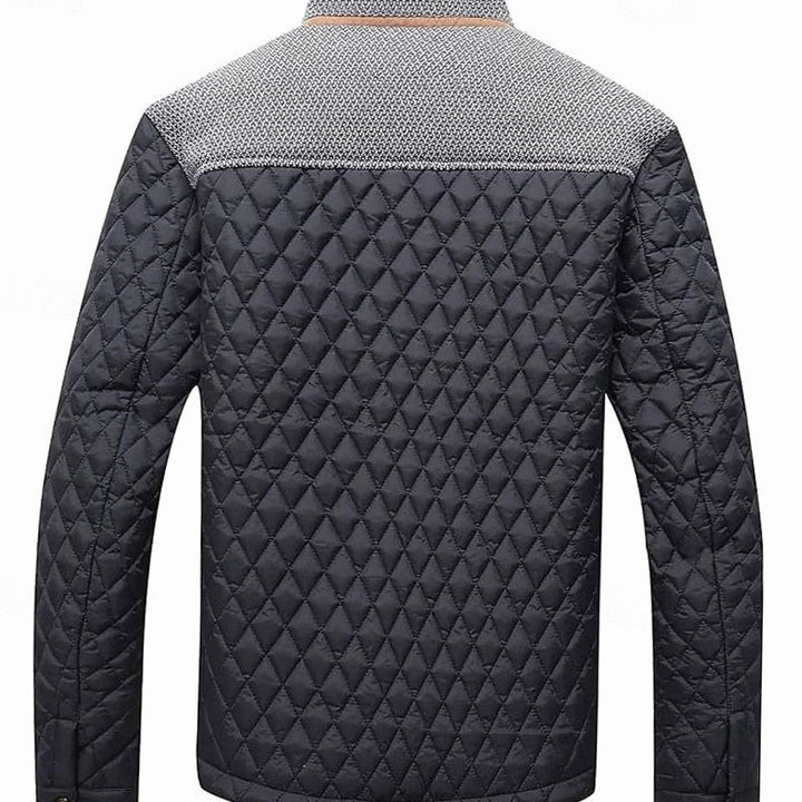 Chaqueta de invierno para hombre, acolchada, cuello mao y botones. Estilo casual y funcional.