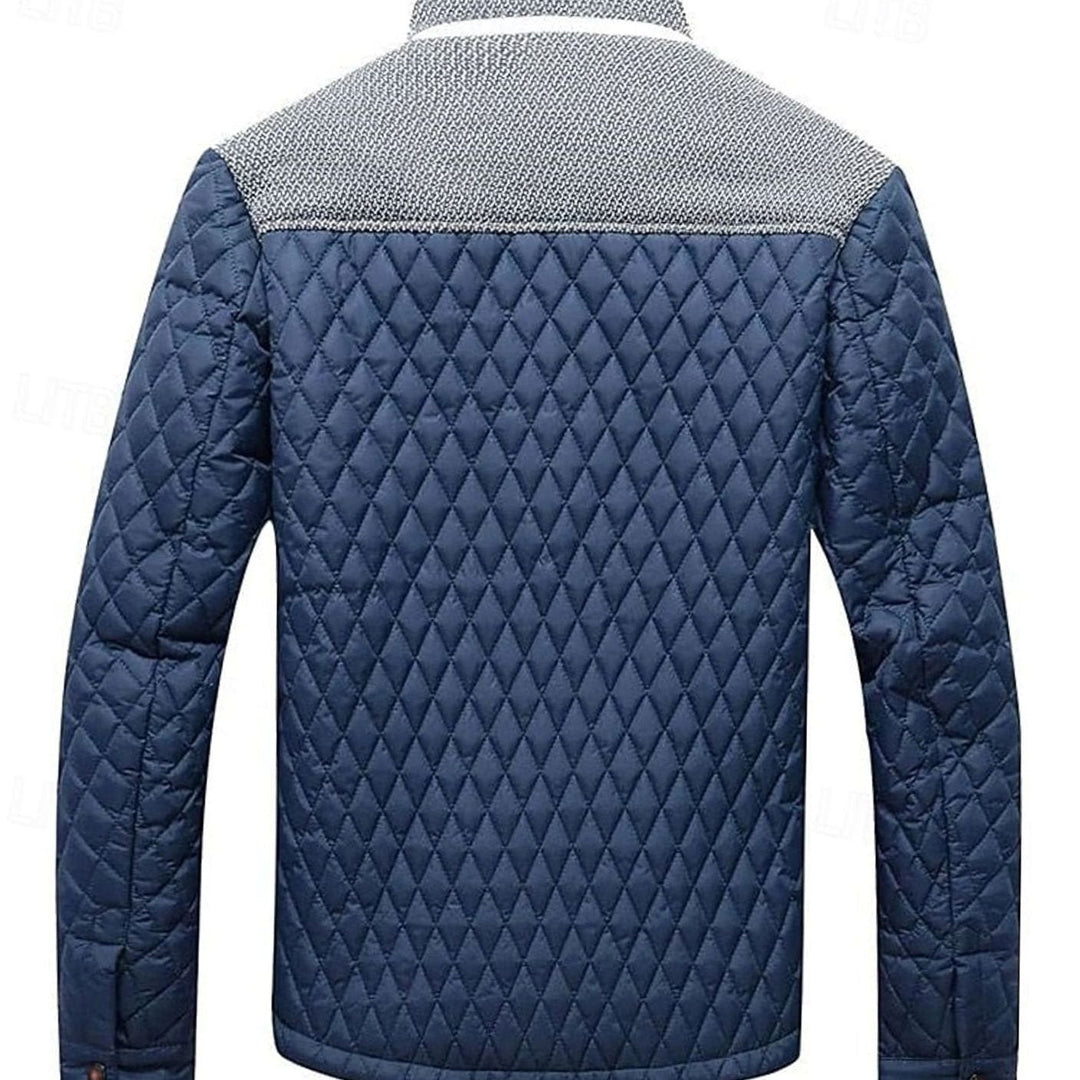 Textura acolchada de chaqueta para hombre con cuello mao y botones. Confort y estilo.