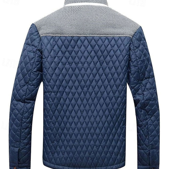 Textura acolchada de chaqueta para hombre con cuello mao y botones. Confort y estilo.