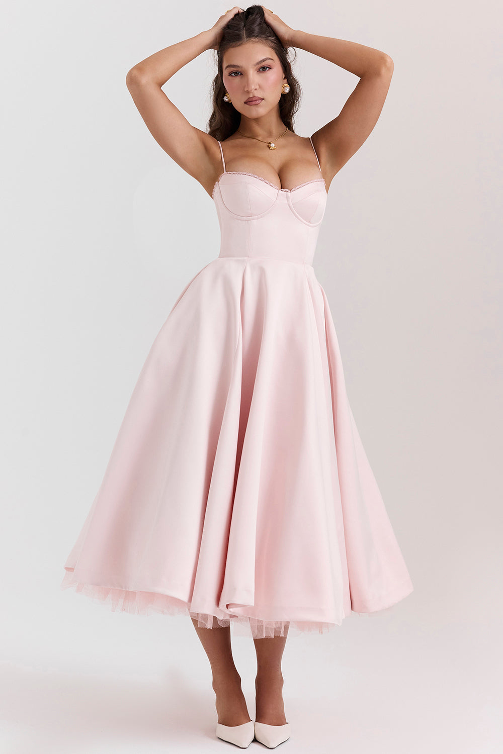 Vestido cocktail midi elegante negro para mujer, ideal para fiestas y eventos especiales. Moda femenina chic.