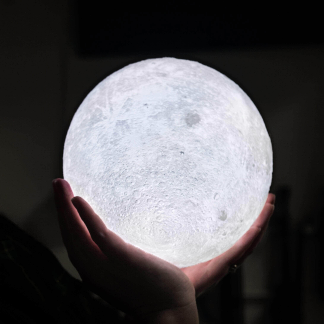 Lámpara de luna inalámbrica con control táctil y base de madera. Iluminación decorativa única.
