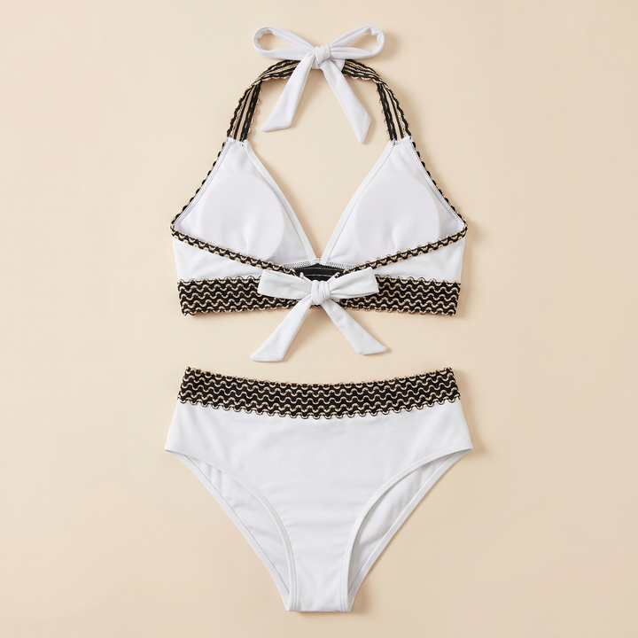 Moderno bikini de mujer con top triangular y braguita de talle alto para el verano.