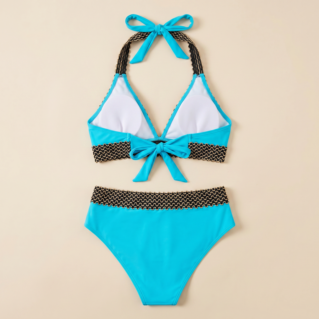Traje de baño de talle alto y top triangular para mujer, perfecto para un día de verano en la playa.