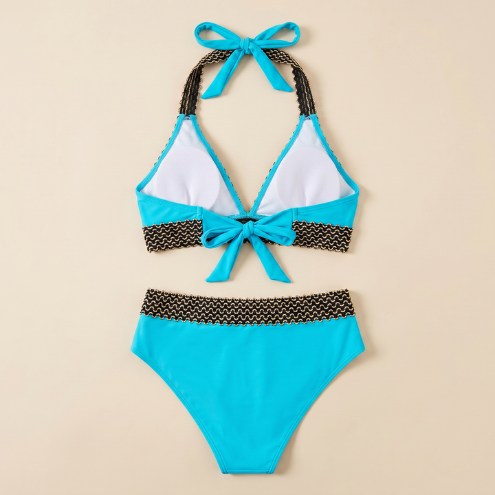 Traje de baño de talle alto y top triangular para mujer, perfecto para un día de verano en la playa.