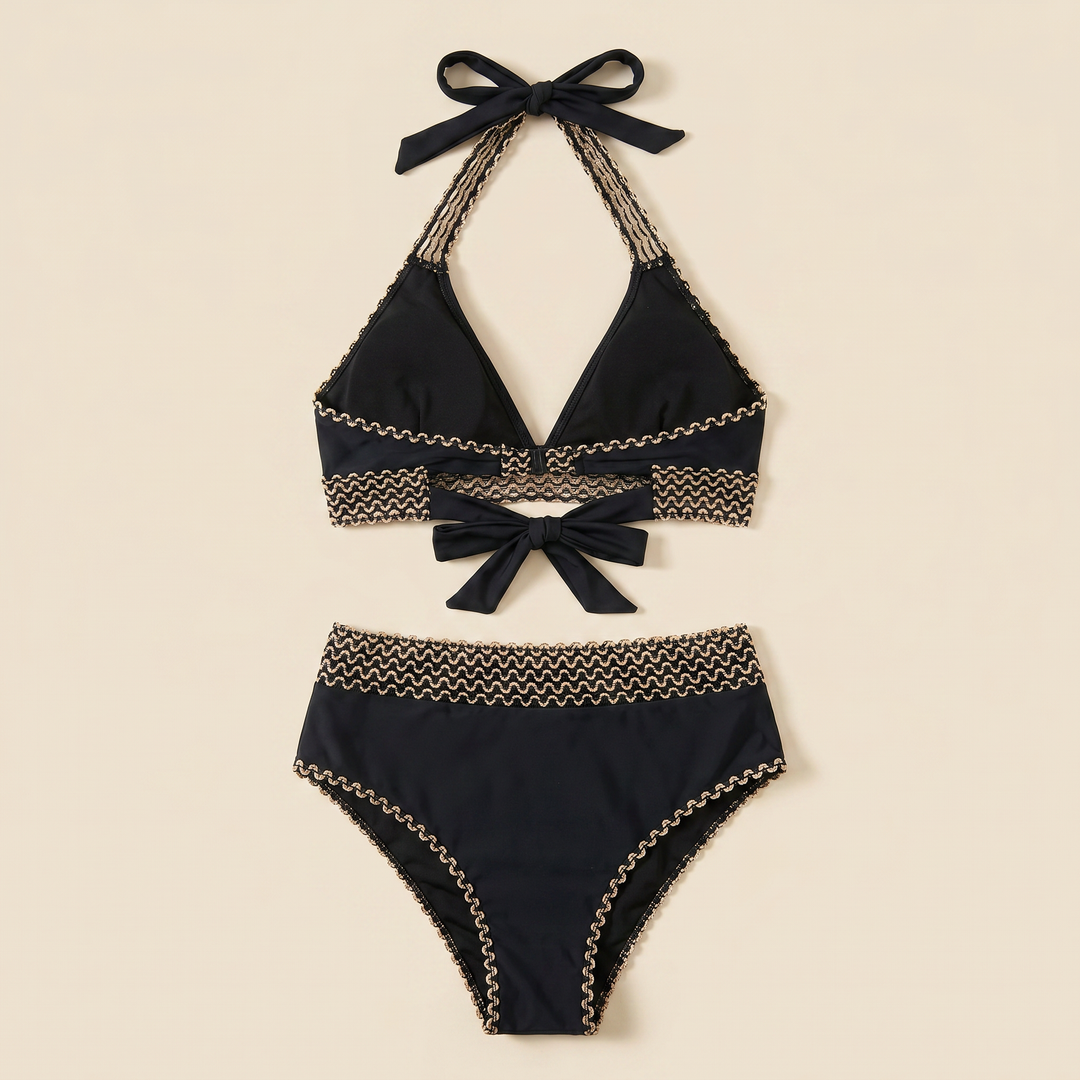 Bikini de mujer con top triangular y braguita de talle alto. Estilo para la playa y piscina.