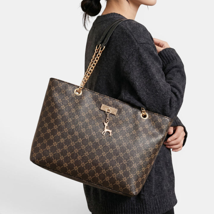 Elegante bolso de hombro de cuero para mujer, con detalle de cadena. Accesorio de moda retro y chic.
