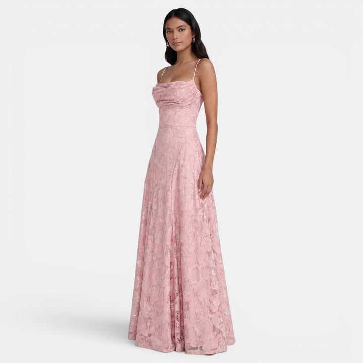 Ropa de fiesta: Vestido ajustado con espalda descubierta y lazos femeninos. Diseño moderno.