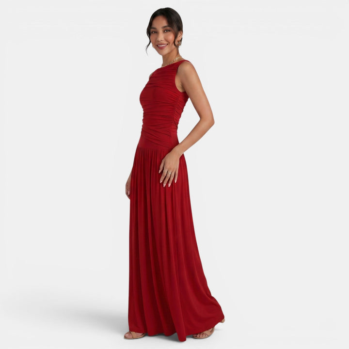 Vestido ajustado plisado marrón sin mangas, moda femenina elegante. Perfecto para un look casual de verano.