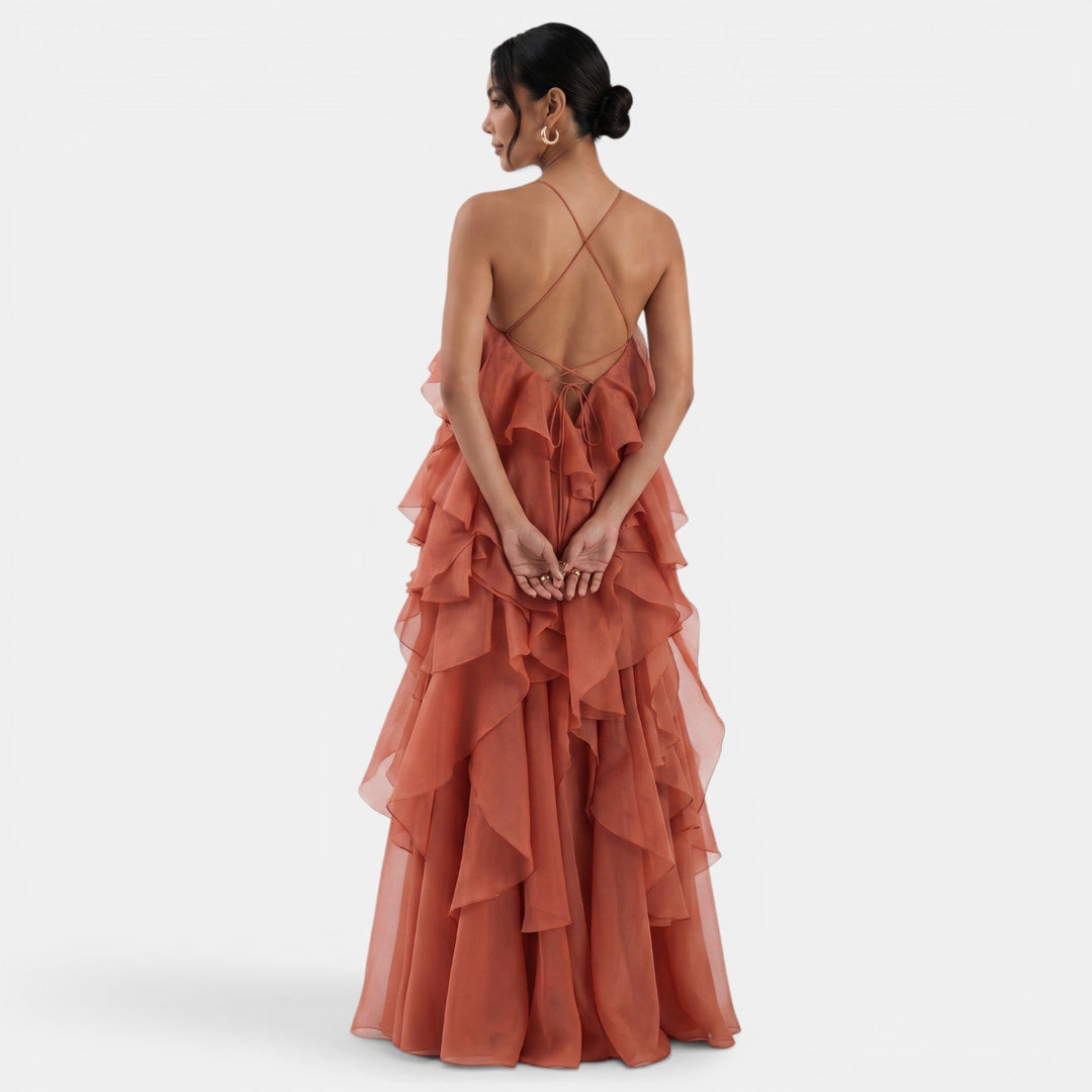 Vestido de mujer rojo largo halter con flor decorativa y espalda abierta, estilo único para eventos.