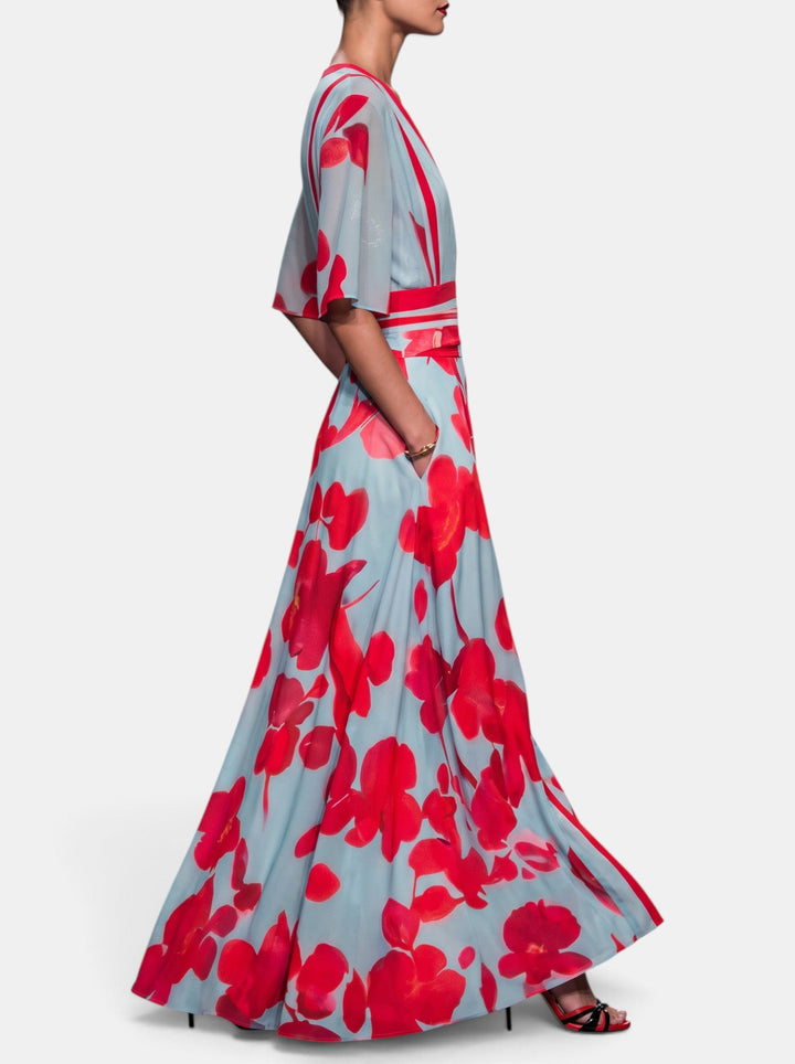 Mujer vistiendo vestido largo floral elegante, perfecto para invitada de boda. Manga corta, estilo veraniego, moda femenina.