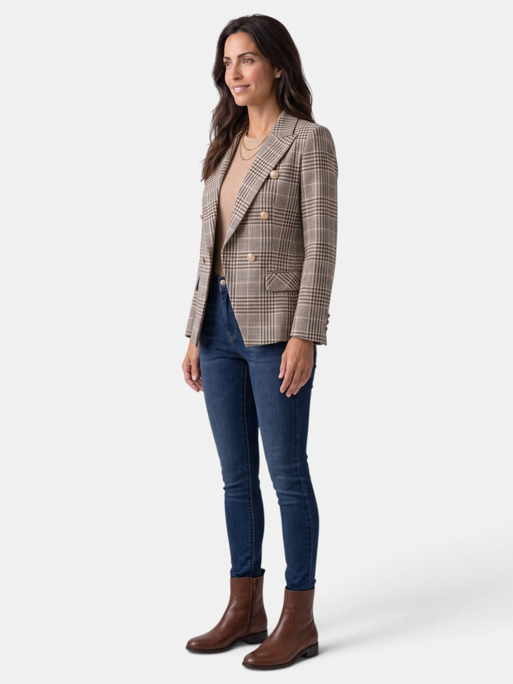 Chaqueta blazer femenina a cuadros, con cuello en punta. Prenda versátil para moda formal o casual chic.