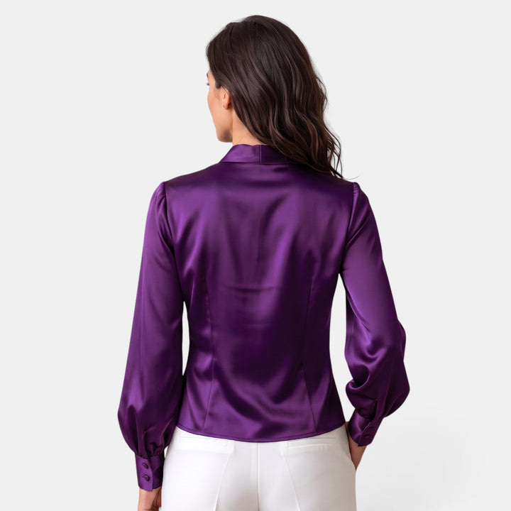 Blusa de fiesta satinada para mujer con lazo y escote V. Elegancia y moda femenina.