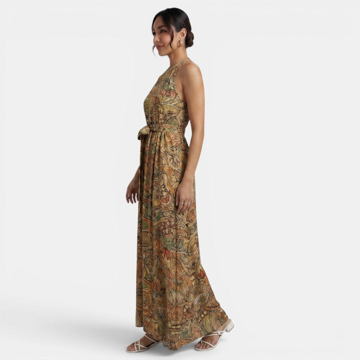 Vestido largo boho en tonos tierra, cintura alta, estilo veraniego fluido, muy casual y cómodo.