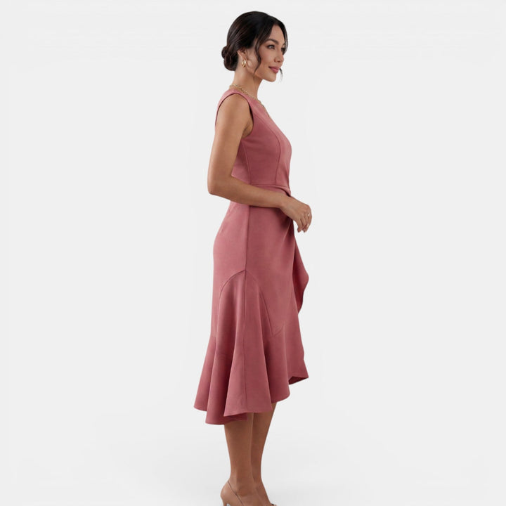 Vestido midi entallado versátil para mujer, abertura lateral, sin mangas. Estilo casual o de fiesta.