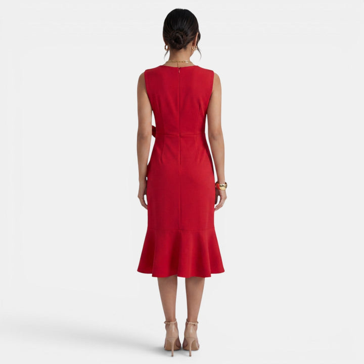 Vestido de fiesta midi entallado para mujer, diseño chic y moderno, perfecto para ocasiones especiales.