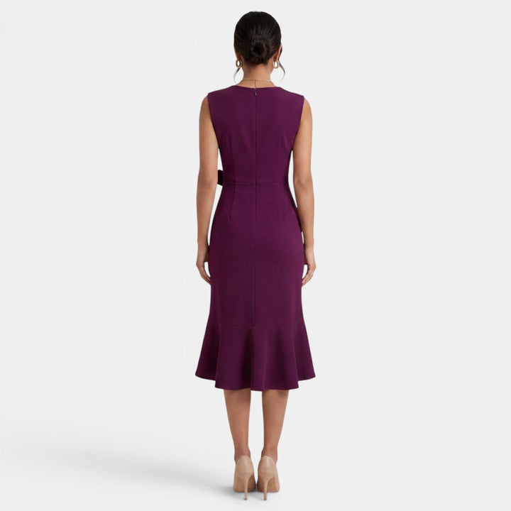 Vestido midi femenino, sin mangas, entallado, con abertura lateral. Estilo chic para moda de verano.