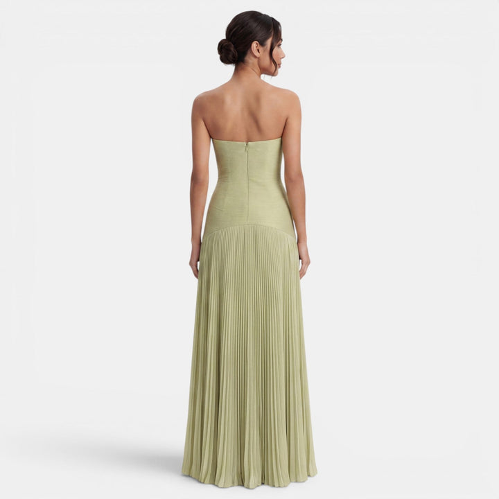 Vestido largo plisado fluido de mujer, ideal para moda de verano y ocasiones especiales.