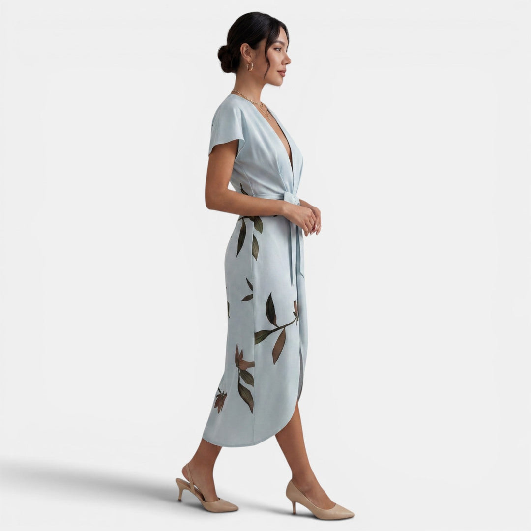 Vestido cruzado midi con estampado floral. Elegante y cómodo para el verano, moda mujer versátil.