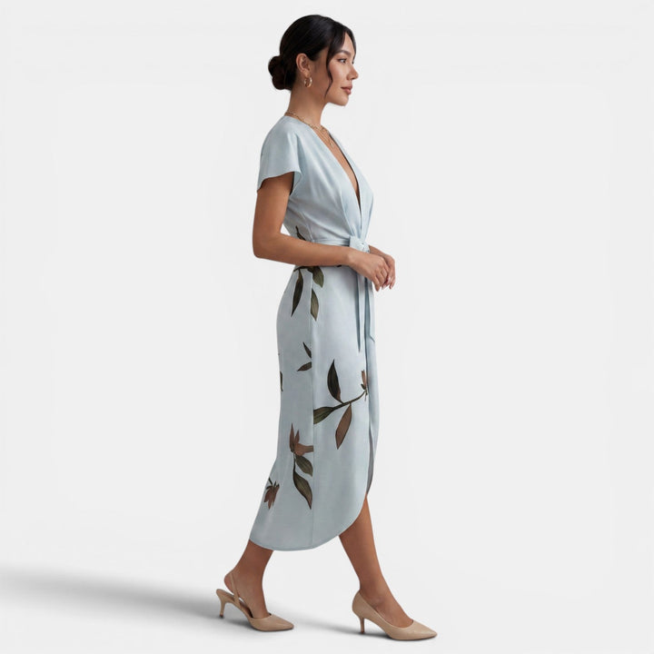 Vestido cruzado midi con estampado floral. Elegante y cómodo para el verano, moda mujer versátil.