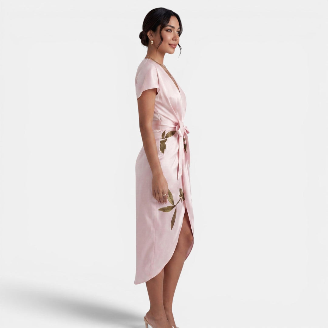 Vestido casual midi floral. Estilo cruzado y femenino, perfecto para la moda de verano mujer.