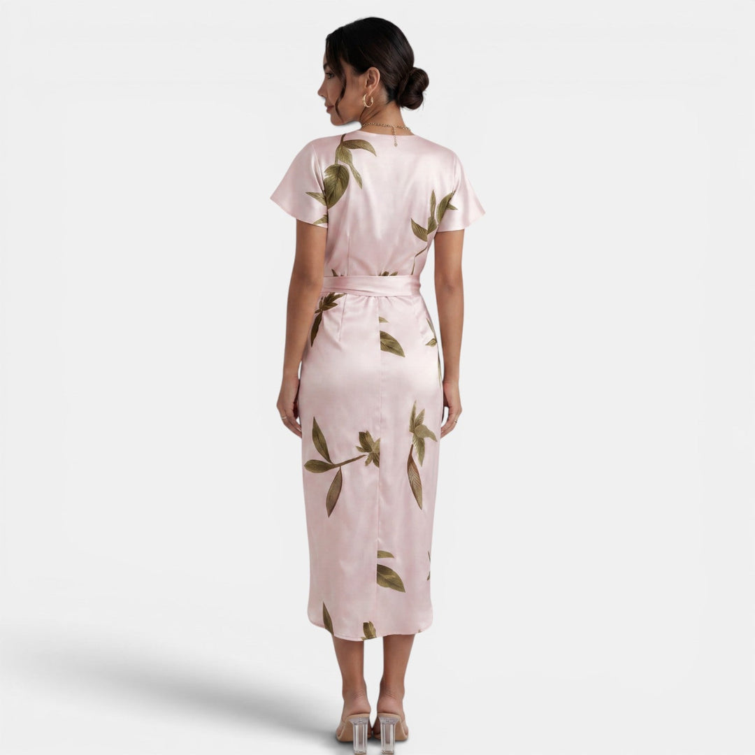 Vestido de mujer midi con diseño floral y corte cruzado. Estilo fresco y elegante para verano.
