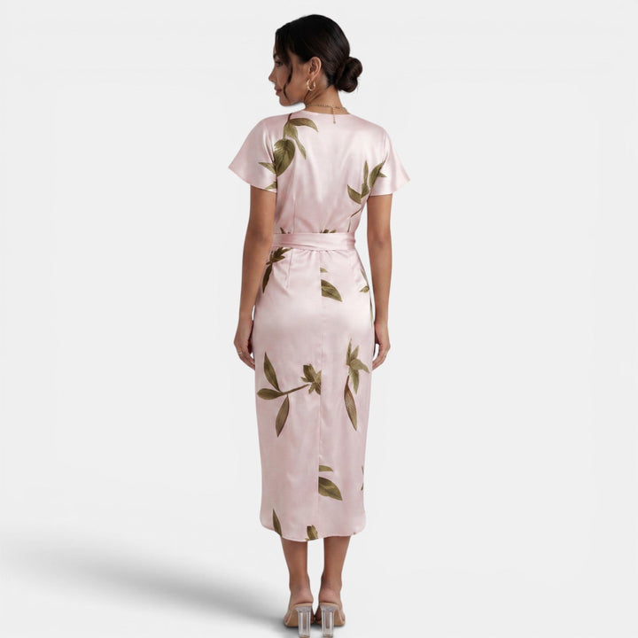 Vestido de mujer midi con diseño floral y corte cruzado. Estilo fresco y elegante para verano.