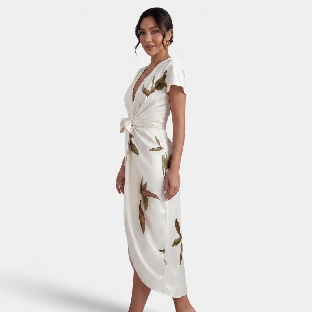 Vestido de verano midi con estampado floral. Diseño cruzado versátil y femenino para mujer.