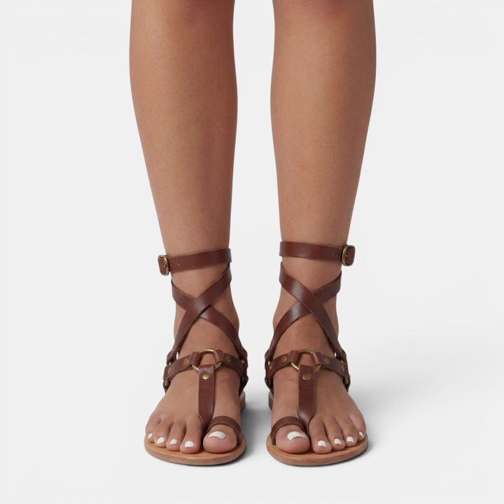 Sandalias planas de mujer con estampado de serpiente, perfectas para un look chic y casual diario.