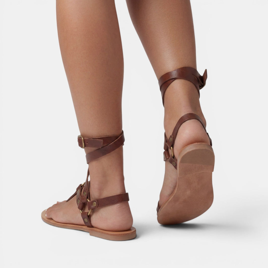 Detalle frontal de sandalias planas mujer con estampado de serpiente. Calzado de moda veraniego.