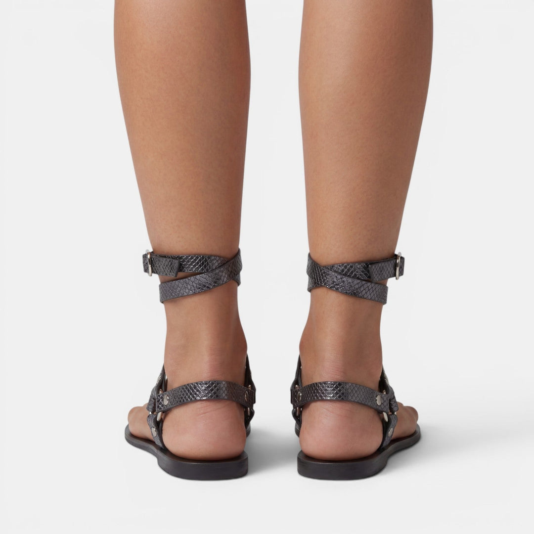 Sandalias planas mujer con estampado de serpiente. Calzado casual elegante que combina confort y moda.