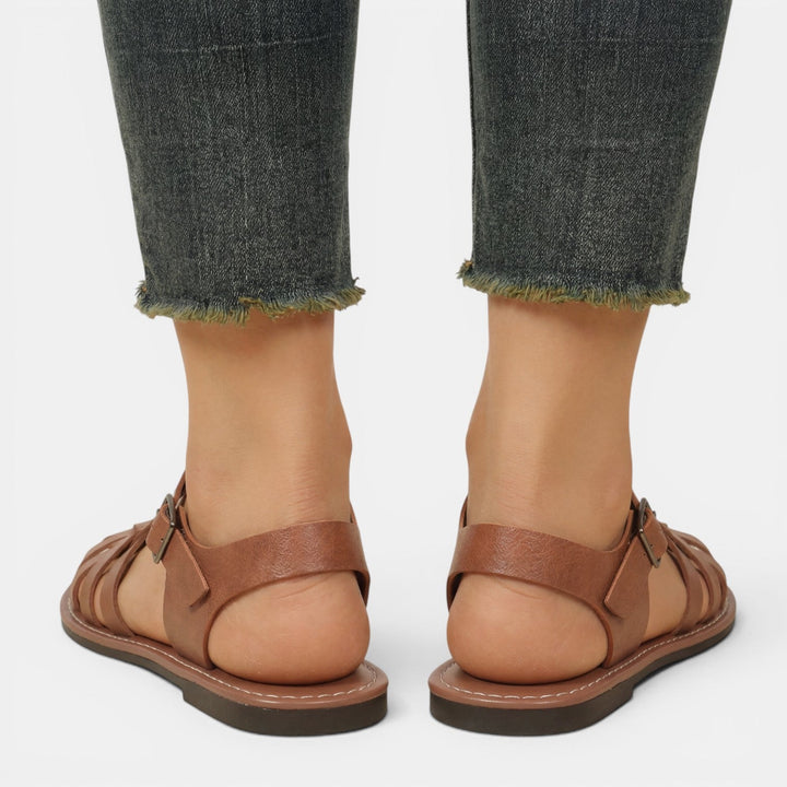 Zapatos marrones de moda: sandalias pescador para mujer. Calzado femenino de punta cerrada ideal para outfit casual.