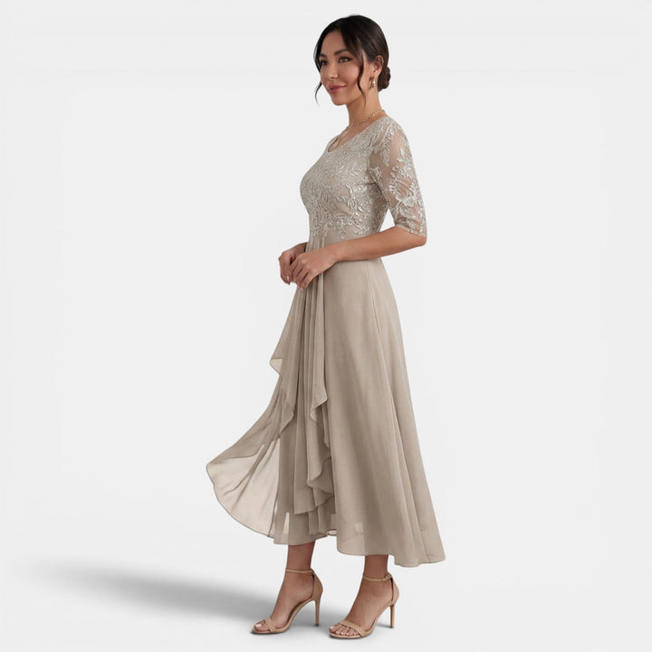 Vestido largo de fiesta de mujer, confeccionado en chiffon y encaje, para eventos elegantes.