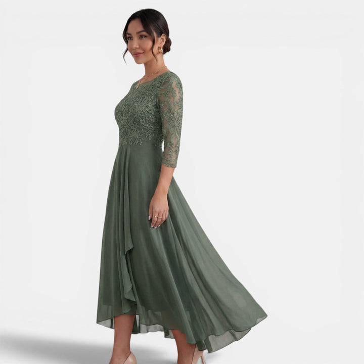 Vestido de gala caqui de mujer en chiffon y encaje, sofisticado para eventos especiales y bodas.