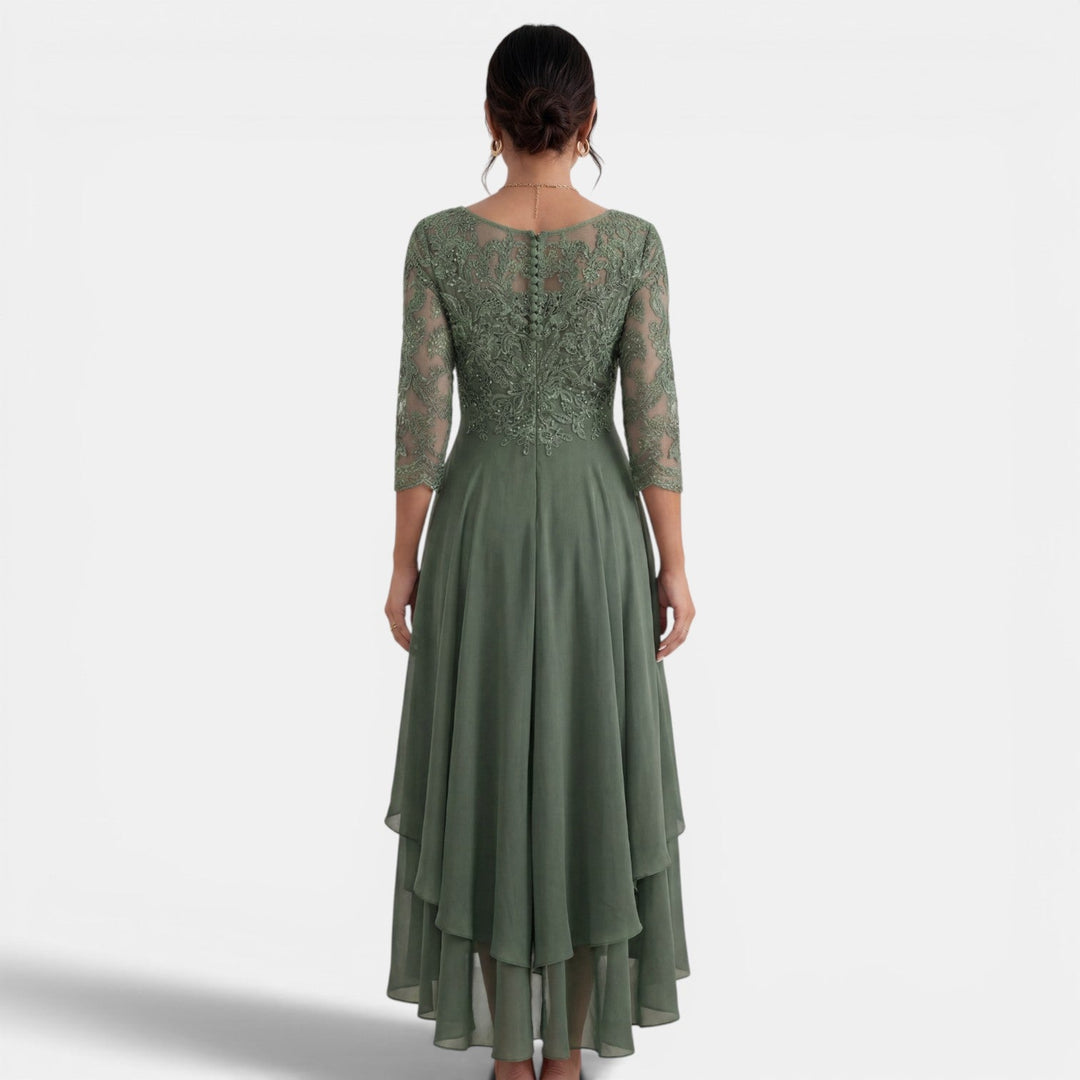 Vestido de fiesta de mujer con delicado encaje y fluida falda de chiffon, elegante y largo.