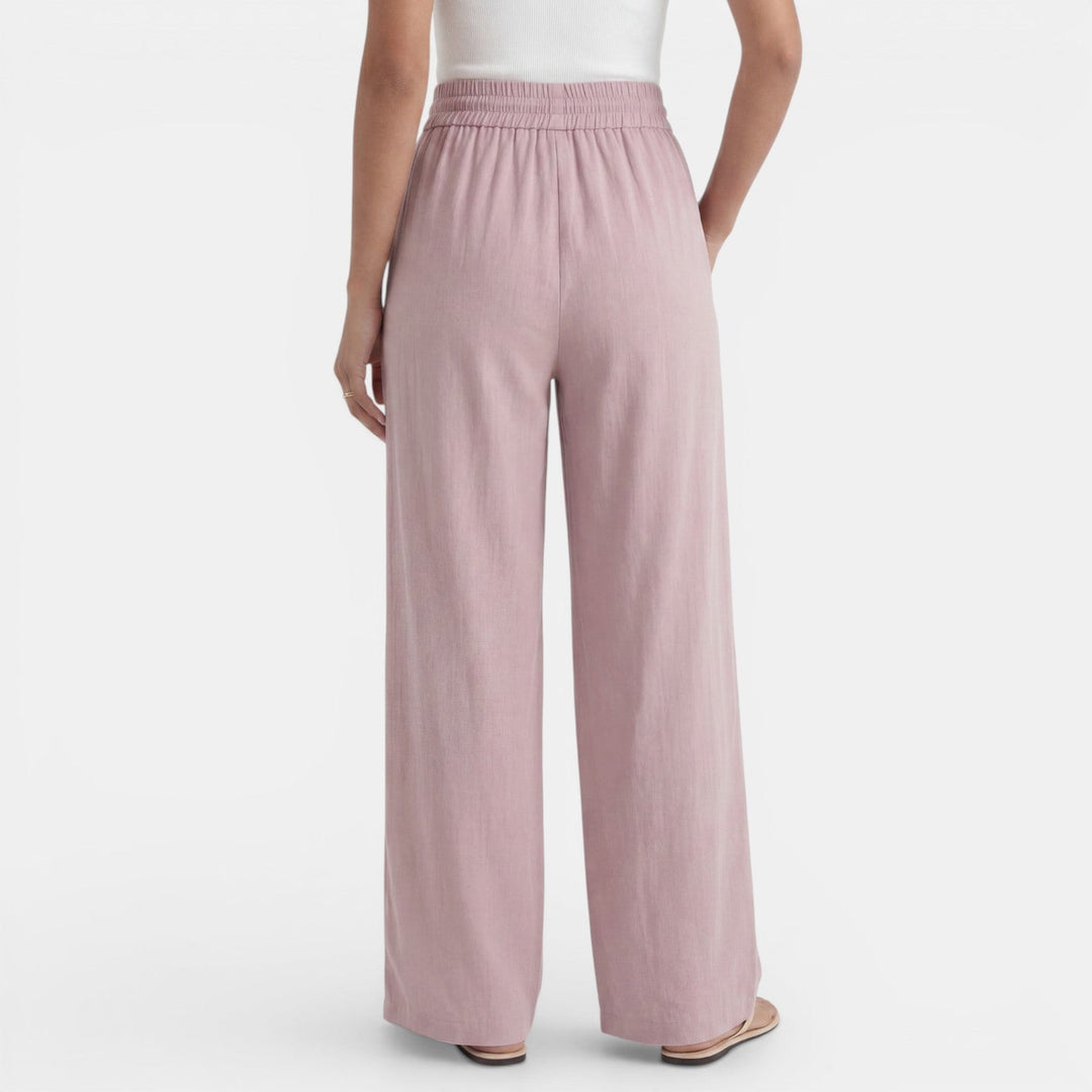 Pantalón holgado de lino para mujer, en color natural, ofrece comodidad y estilo veraniego.