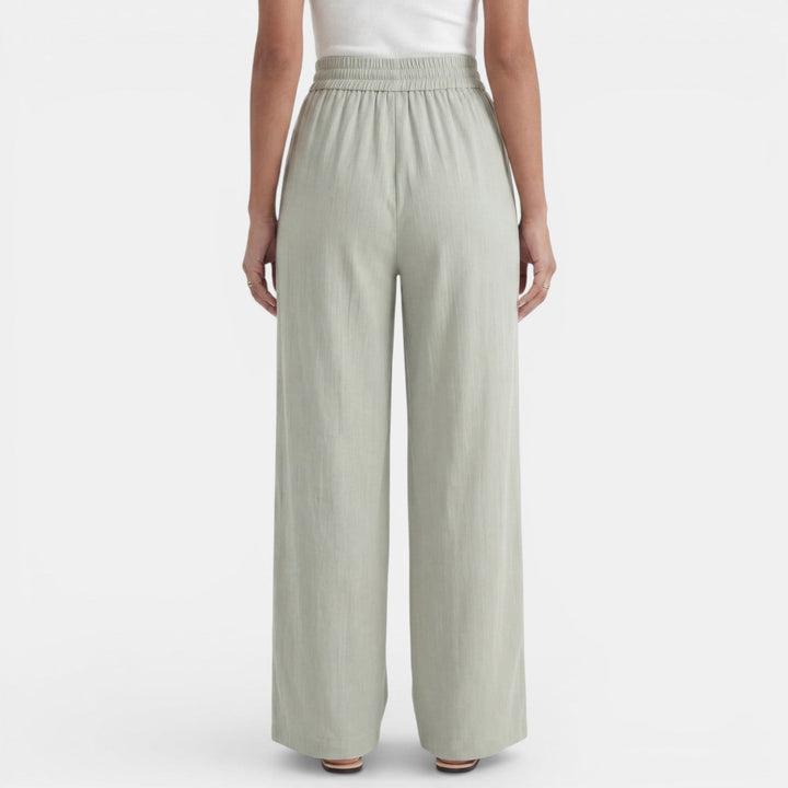 Outfit casual de verano con pantalón ancho de lino para mujer, cómodo y muy fresco.