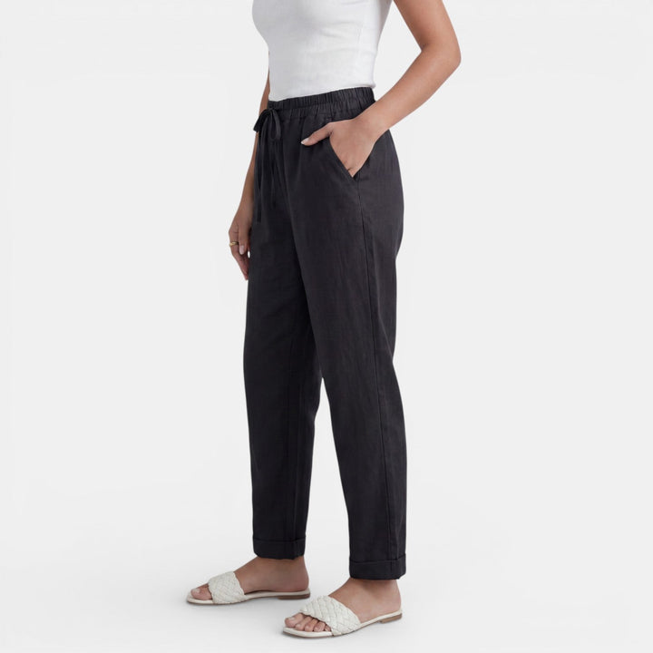 Elegante pantalón de lino mujer, cintura alta, combina confort y estilo para el verano.