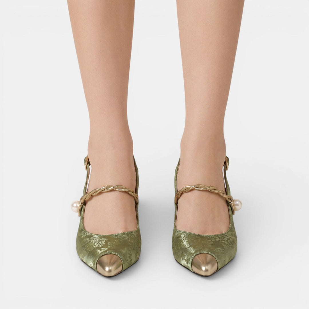 Mujer luciendo sandalias elegantes de tacón bajo, perfectas para un estilo chic y veraniego.