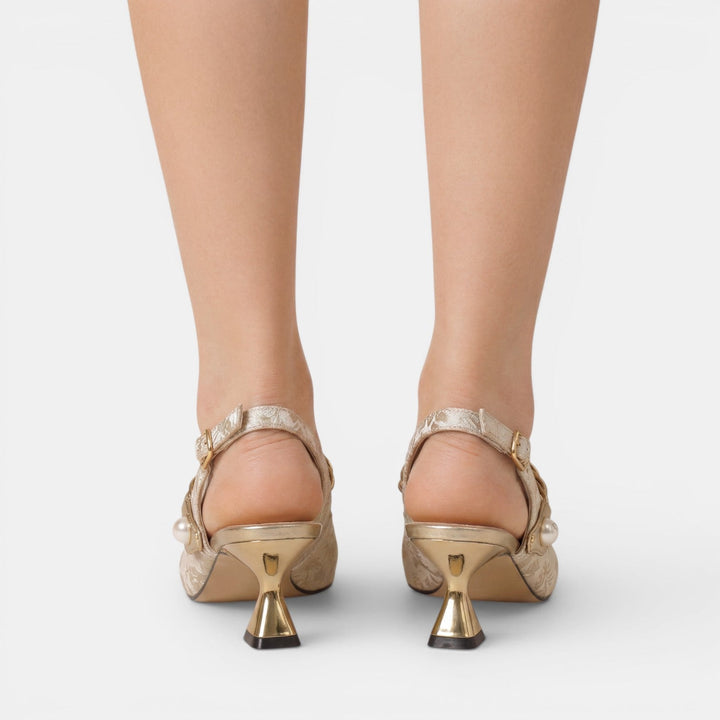 Sandalias chic de mujer con tacón bajo, estilo verano, fabricadas para máxima comodidad y elegancia.