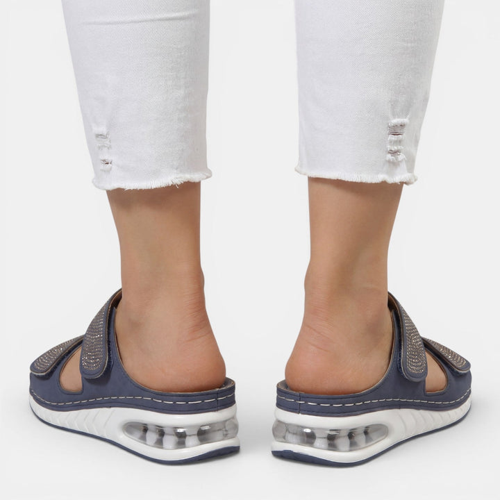 Disfruta el verano con sandalias de cuña ortopédicas para mujer, combinando confort y glamour con strass.