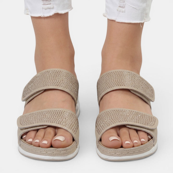 Calzado chic de verano: sandalias ortopédicas con cuña y brillos de strass, cómodas y elegantes.