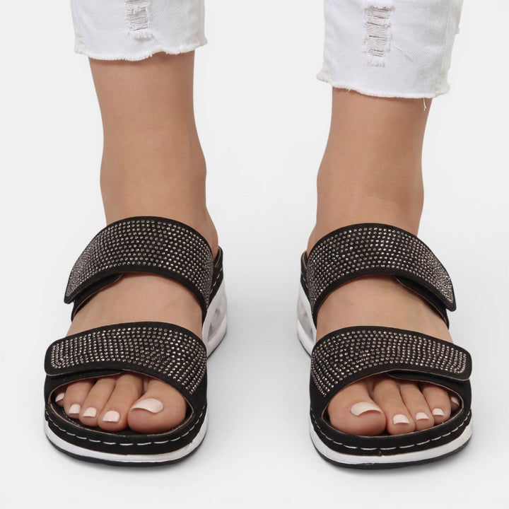 Estilo chic y confort ortopédico en sandalias de mujer con cuña, embellecidas con strass para el verano.