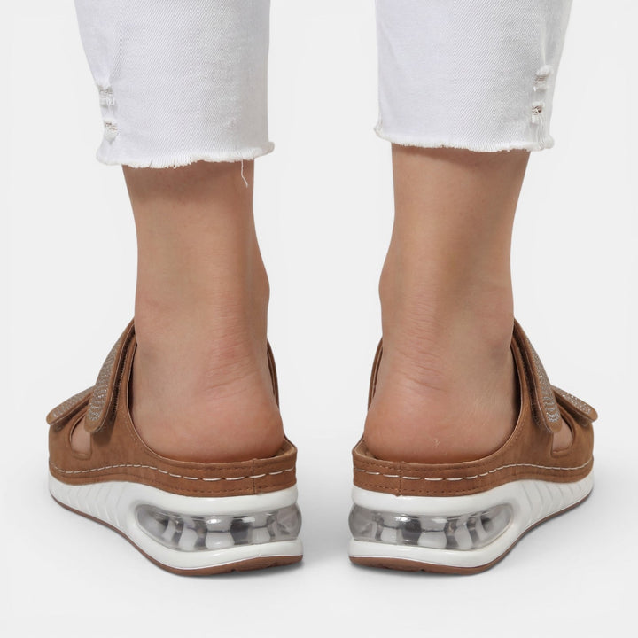 Confort veraniego: sandalias de mujer ortopédicas con cuña que combinan strass y estilo moderno.