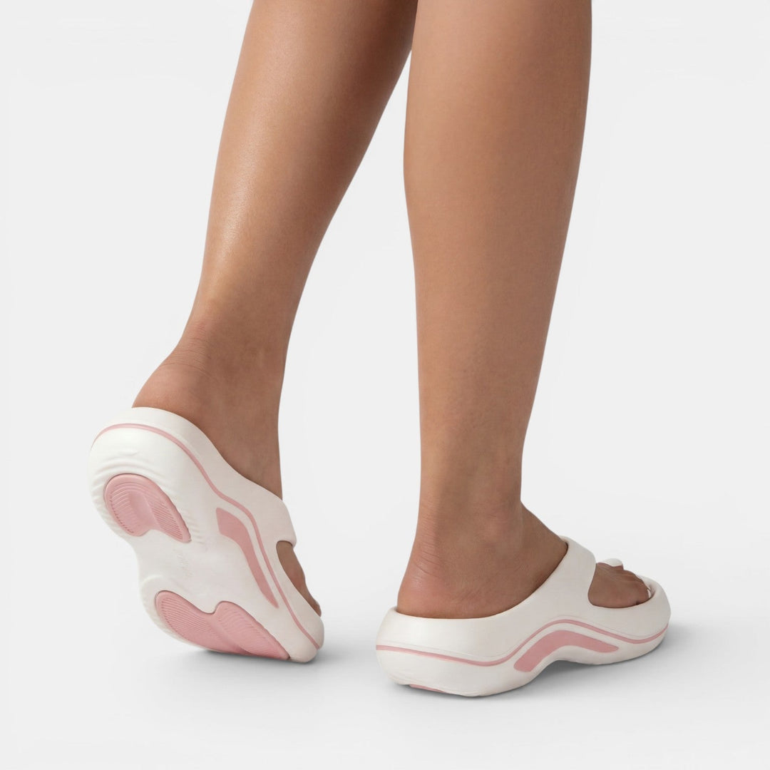 Mujer luciendo chanclas ortopédicas de moda para verano, combinando estilo y comodidad en cada paso.