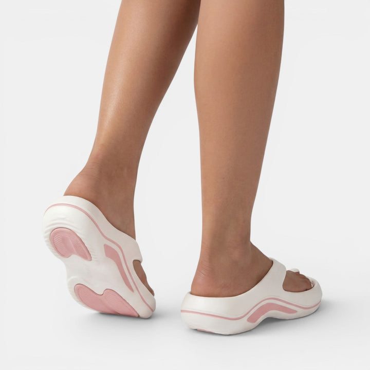 Mujer luciendo chanclas ortopédicas de moda para verano, combinando estilo y comodidad en cada paso.